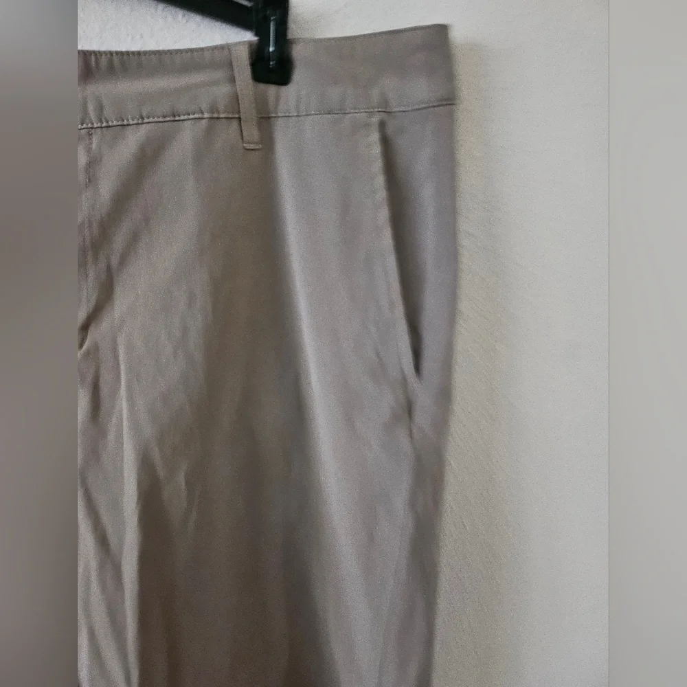 Swiss Tech Men's Active Wear Short Pants Size 36.